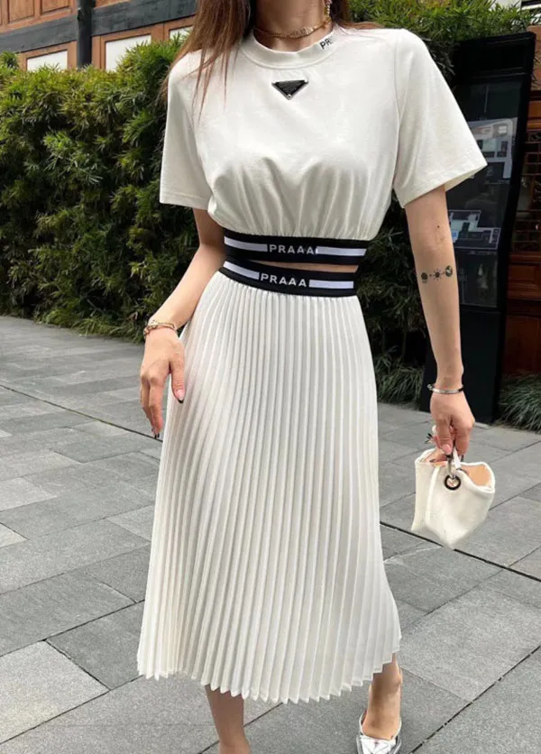 Designer Kvinnors kostym Black and White Short Top Pleated kjol Set Collar Letter Printed Letter Woven Elastic Casual kjol