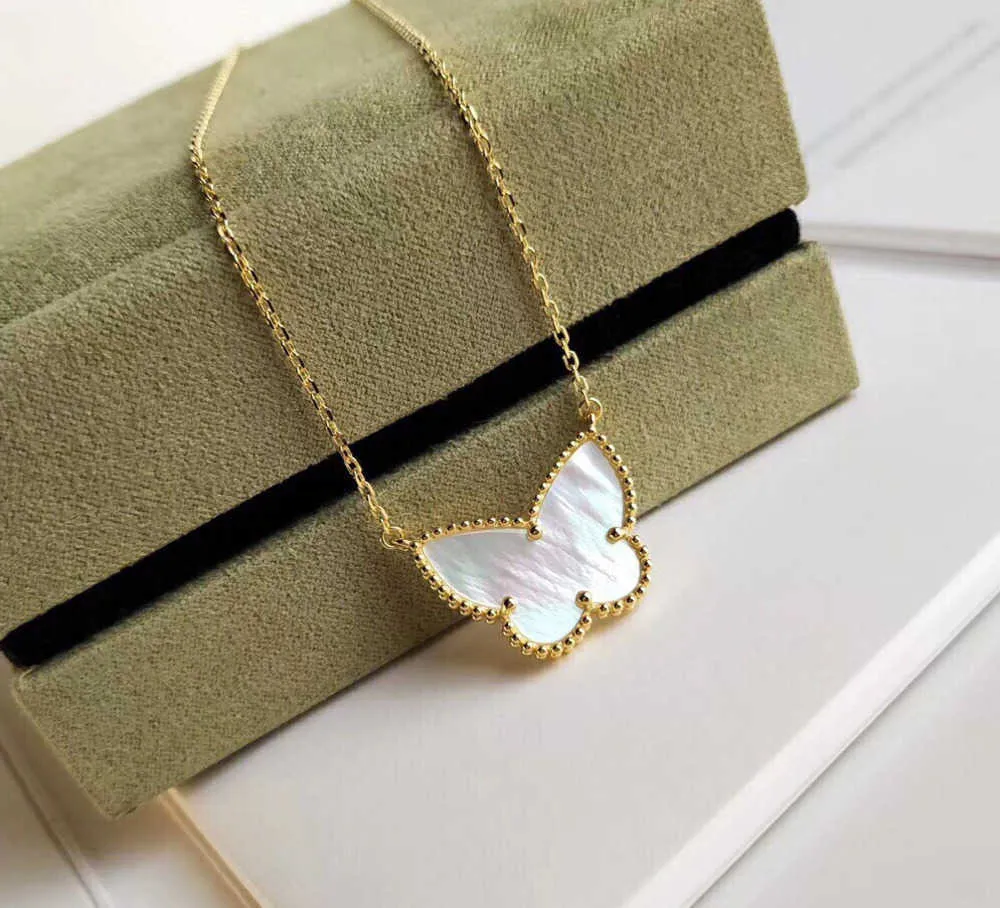 2024 Vintage Lucky Pendant Necklace Designer Yellow Gold Plated White Mother of Pearl Butterfly Charm Short Chain Choker för kvinnors smycken