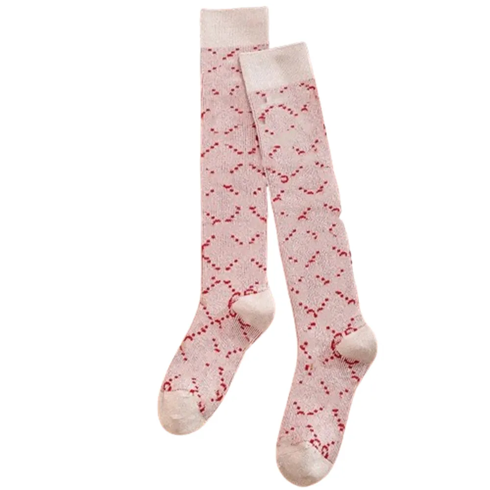 Chaussettes pour femmes en gros à la mode et exquises Hip Hop filles chaussettes au genou pour femmes haute conception lettre complète chaussettes imprimées vêtements de rue jj5