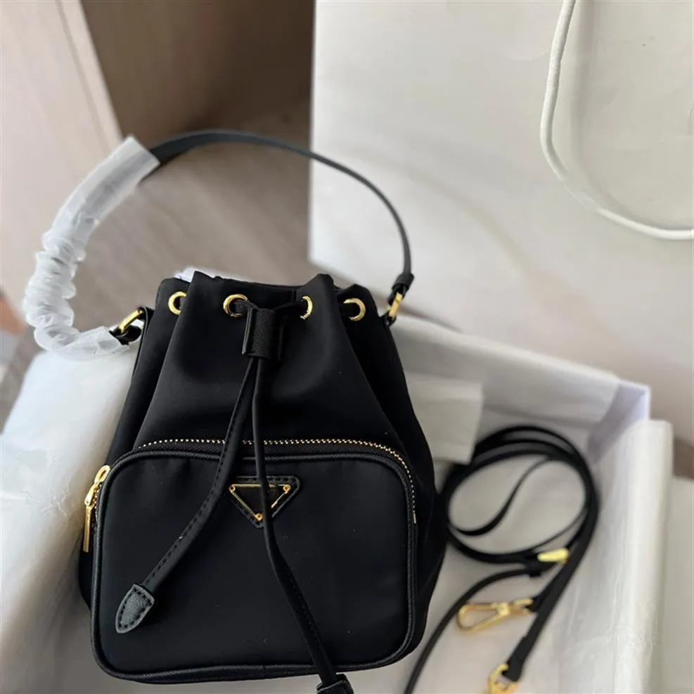 Designer Luxury Duet Triangle Renylon Bucket Bag Liten Triangle Logo Black DrawString Cross-Body Nylon Leather Handle Bags 1BH038269H