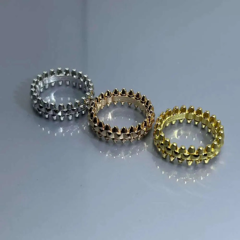 Joyería de diseñador de moda de lujo, anillo con remaches en V, Material dorado, temperamento ligero, versátil, par de balas