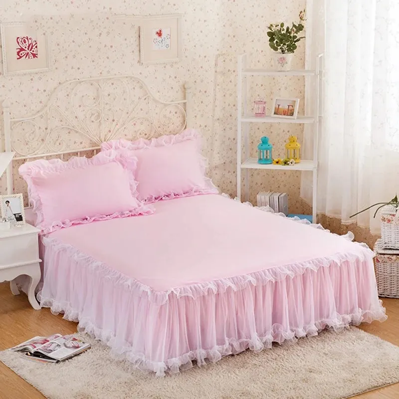 Falda de cama Faldas de cama de encaje con hojas de encaje rosa Estilo princesa Colcha de color sólido Funda de cama Sábanas antideslizantes sin funda de almohada 231205