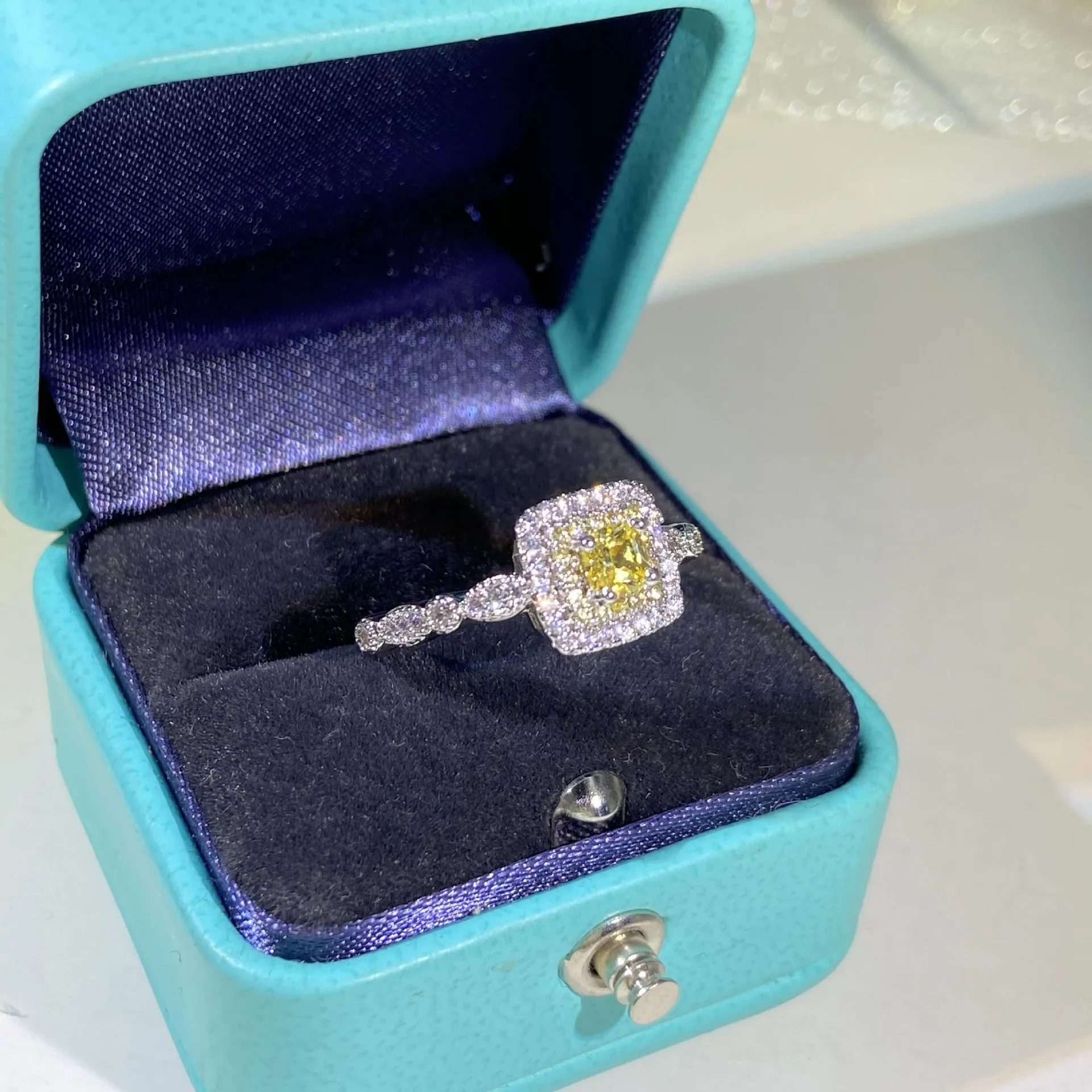 Anillos de banda de diseñador de geometría de circón de lujo chino para mujeres dulce clásico grande cuadrado piedra amarilla anillos uñas dedo fino diamante cristal amor anillo joyería