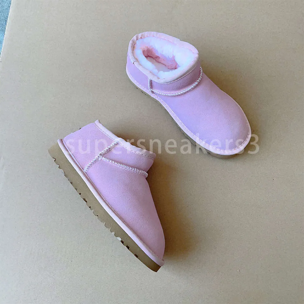 Tofflor småbarn 2023 barn baby designer skor chesut päls glider fårskinn skjuling klassisk ultra mini boot vinter mules storlek 21-35