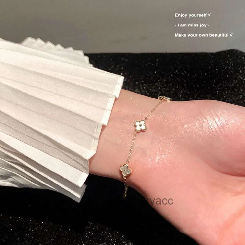 fashion new Van Clover bracelet Korean version of the fashion four-leaf clover bracelet mini five flowers shell ladies temperament hundred matching gift