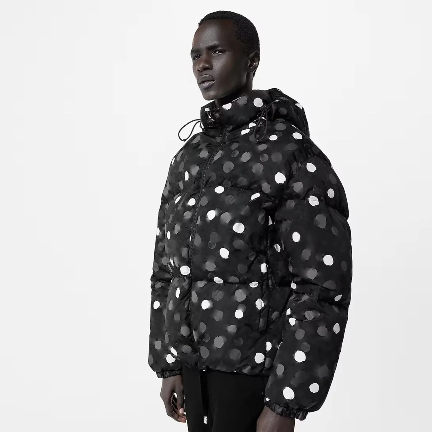Jaqueta masculina com capuz DUYOU YK Look 02 apresenta um blouson envolvente destacando a jaqueta emblemática de pontos pintados dos artistas D |