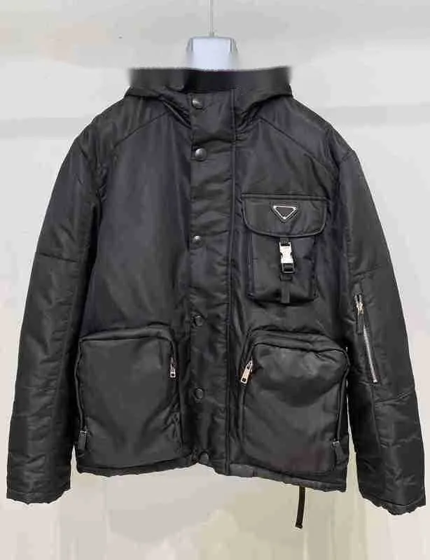 Мужские куртки Дизайнерская зимняя дизайнерская хлопковая куртка из высококачественного нейлона из переработанного волокна с несколькими карманами на молнии, размер прямой трубки, свободная мужская версия