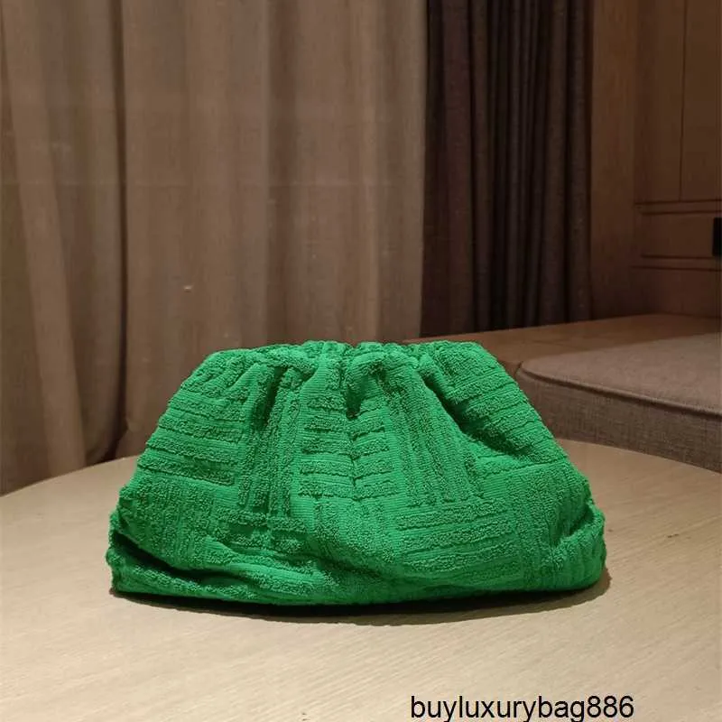 デザイナークラッチバッグBottegavveneta Womens Pouches Towel Cloth Cloud Bag 2024外国貿易用の新しいハイエンドdump子のハンドバッグシングルショルダークロスボディバッグ