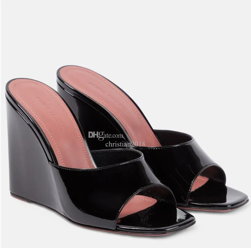 Amina Muaddi Lupita Leather Wedge Mules Sandals Black White Shoes Women Strappy Coved Sexy Summer Poinded Toe Party Wedding Bridal Footwear EU 35-43 Box