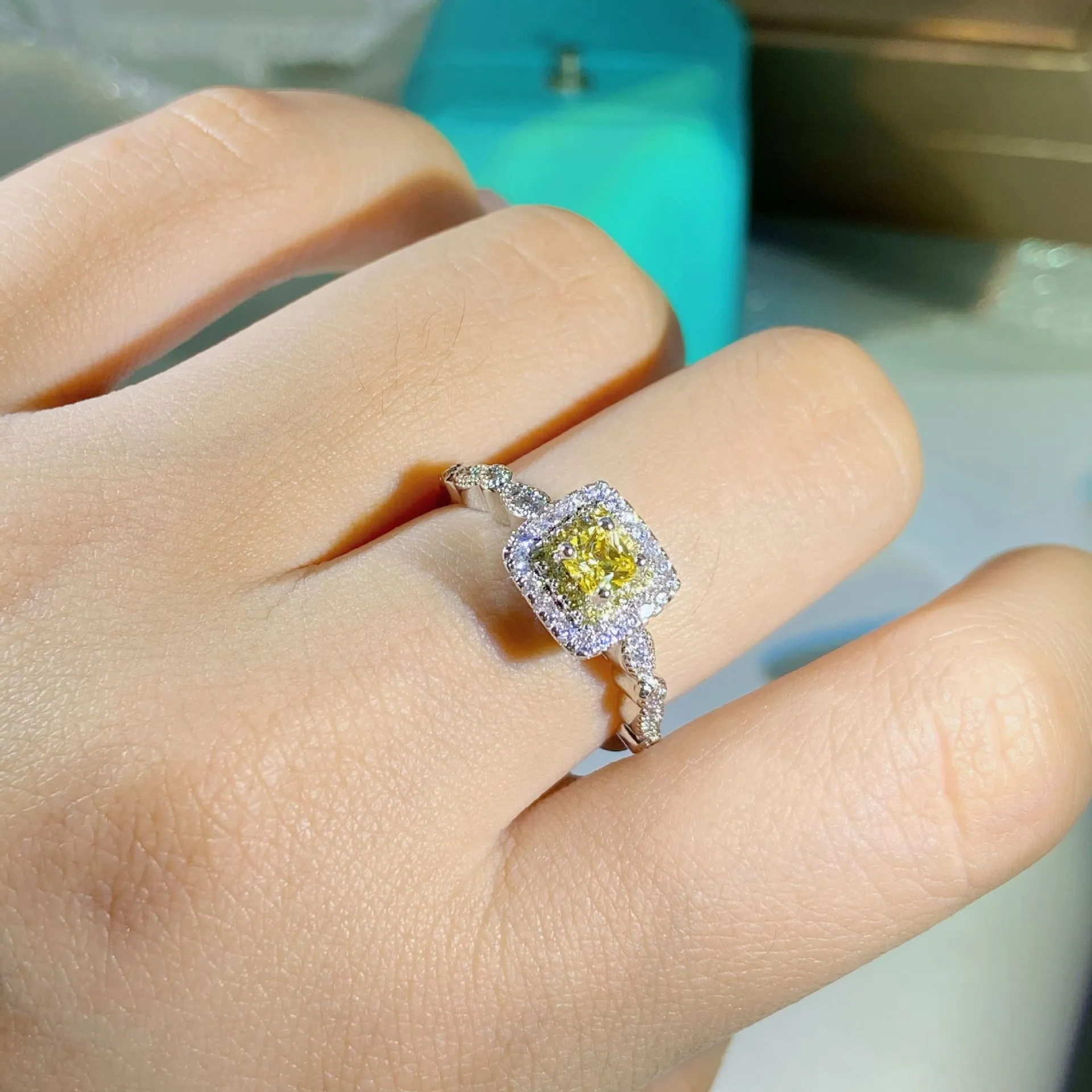 Anillos de banda de diseñador de geometría de circón de lujo chino Mujeres dulce clásico grande cuadrado piedra amarilla anillos uñas dedo fino diamante cristal amor anillo joyería