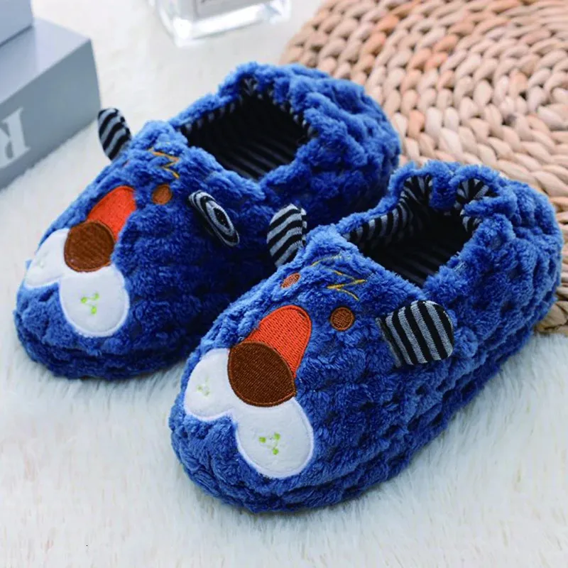 Slipper Toddler Boy Slippers For Kids inomhus vinter söt tecknad djur plysch varmt hus skor mjukt gummi ensamma hemskor baby artiklar 231206