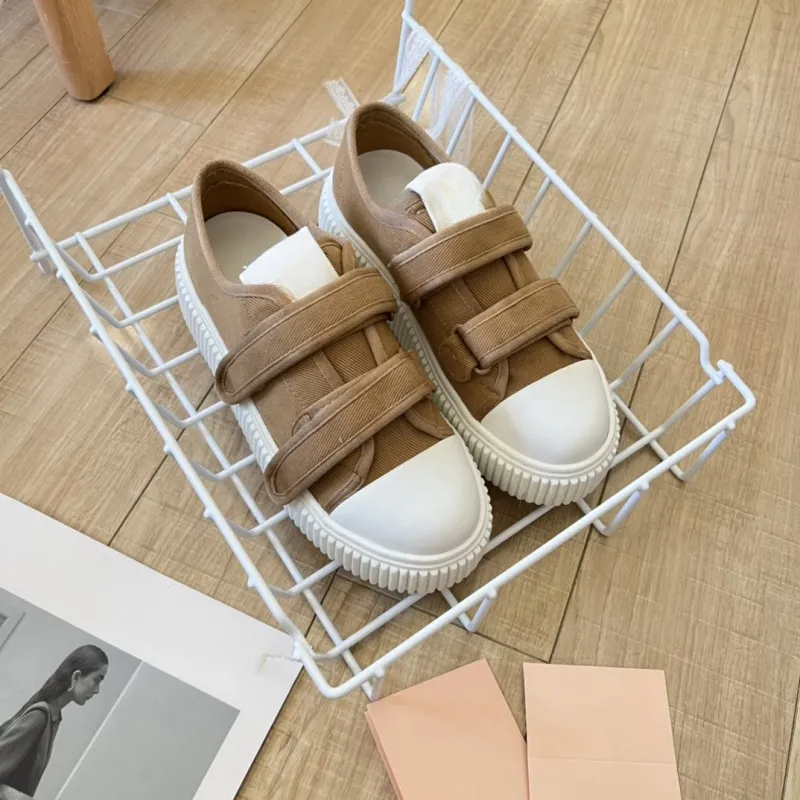 Designerschoenen, merkontwerp, casual canvasschoenen in de vroege lente in dezelfde stijl aan de balie