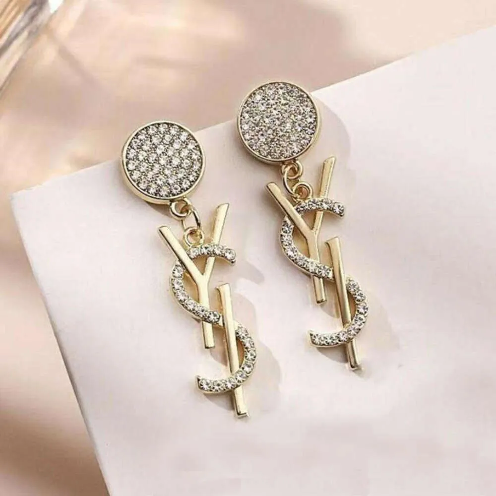 Stud Fashion Femmes Designer Boucles d'oreilles Ear Stud Marque 18K Plaqué Or Designers Géométrie Lettres Cristal Boucle D'oreille De Noce Jewerlry Style Classique Nice