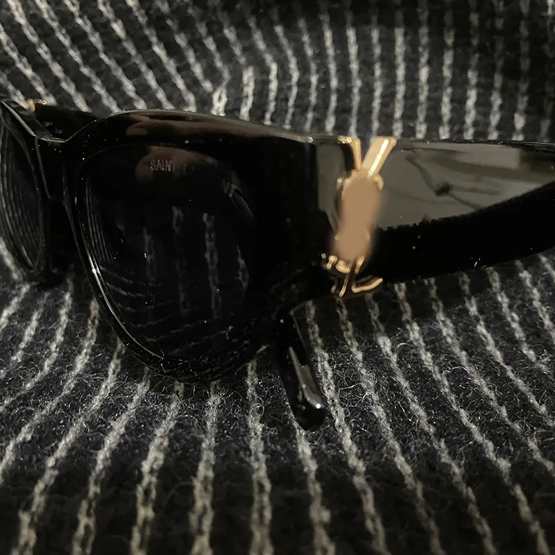 Y Franse luxe merkontwerper Cat Eye Dames Zonnebril Mode UV400 Shades Zonnebril voor Vrouw Zwart frame Brillenstrand