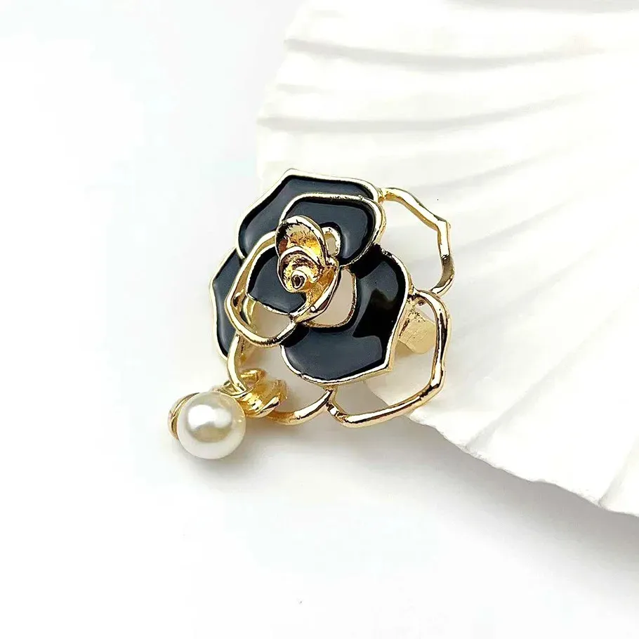 Pins Brooches Fashionable Design Luxury High end Pearl Camellia Brooch Boutique Women's Lapel Party Banquet Coat Handbag Pin 231206