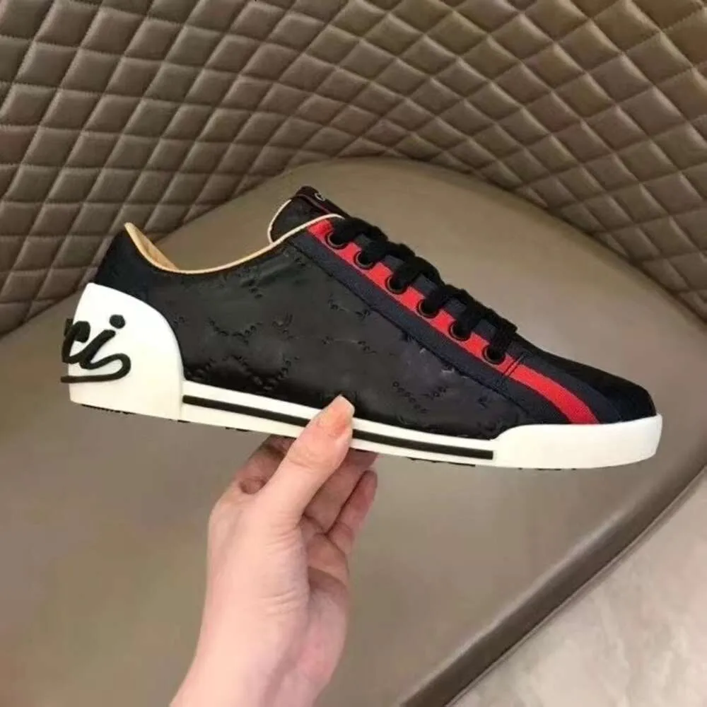 23SS Mens Designer Shoes Letter Tryckt Luxury Fashion Casual Black Men Sport Sneakers High Quality Real Picture Black Shoes Herr Trainers Shoes