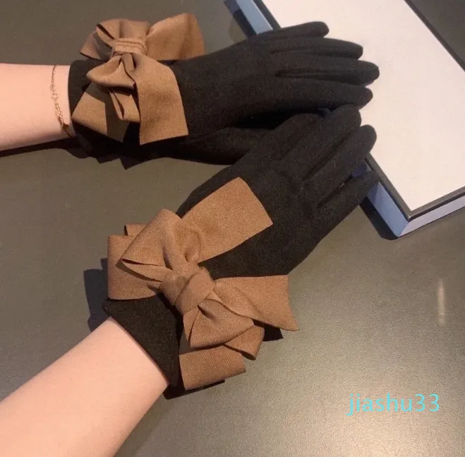 Nuevos guantes de lana con correa de mariposa grande para mujer, cálidos guantes de lujo con forro de terciopelo, guantes de piel de oveja de alta calidad