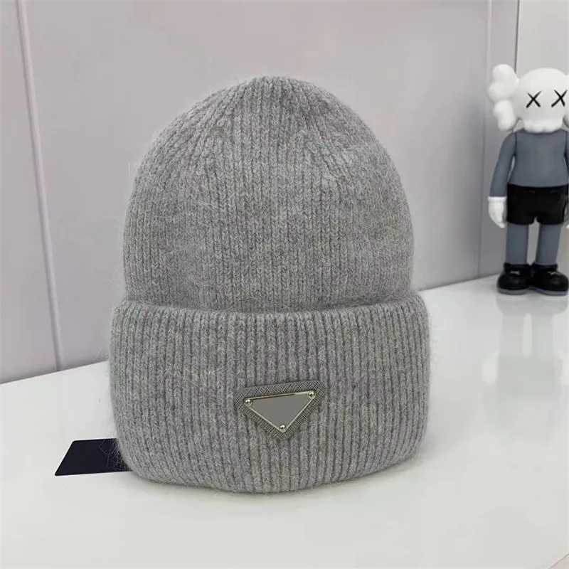 Lyxdesigner Beanie Solid Color Hats Fashion Inverted Triangle Logo Sticked Winter Hat Unisex Versatile Casual Brimless Hats Warm Cashmere Hats