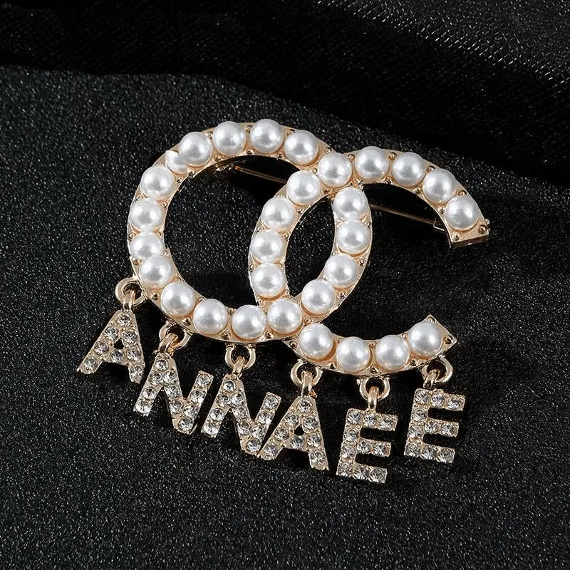 Créateur de mode de luxe Nom Marque Haute Qualité Broche Plaqué Or Dames Broche Robe Bijoux Diamants Perle Broche Couple Bijoux De Fête De Mariage