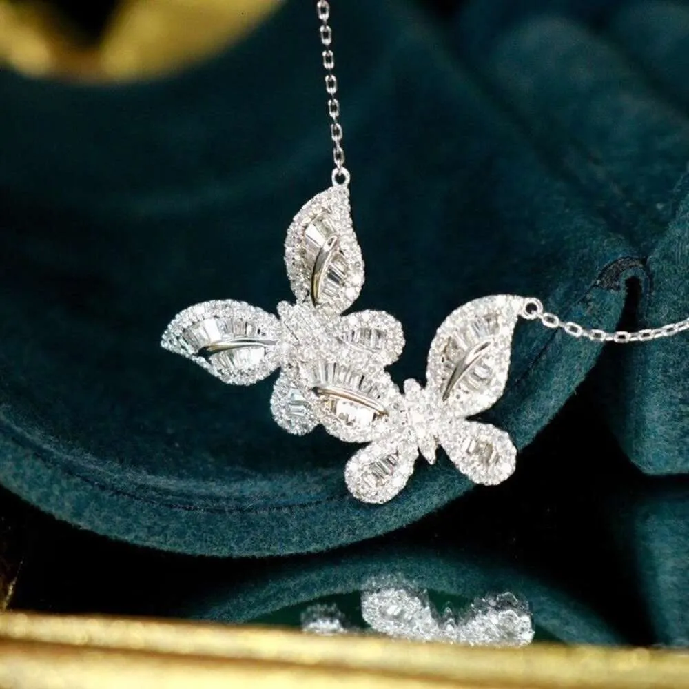 Borboleta de diamante branco sólido para mulheres com os mais recentes designs de colar de ouro
