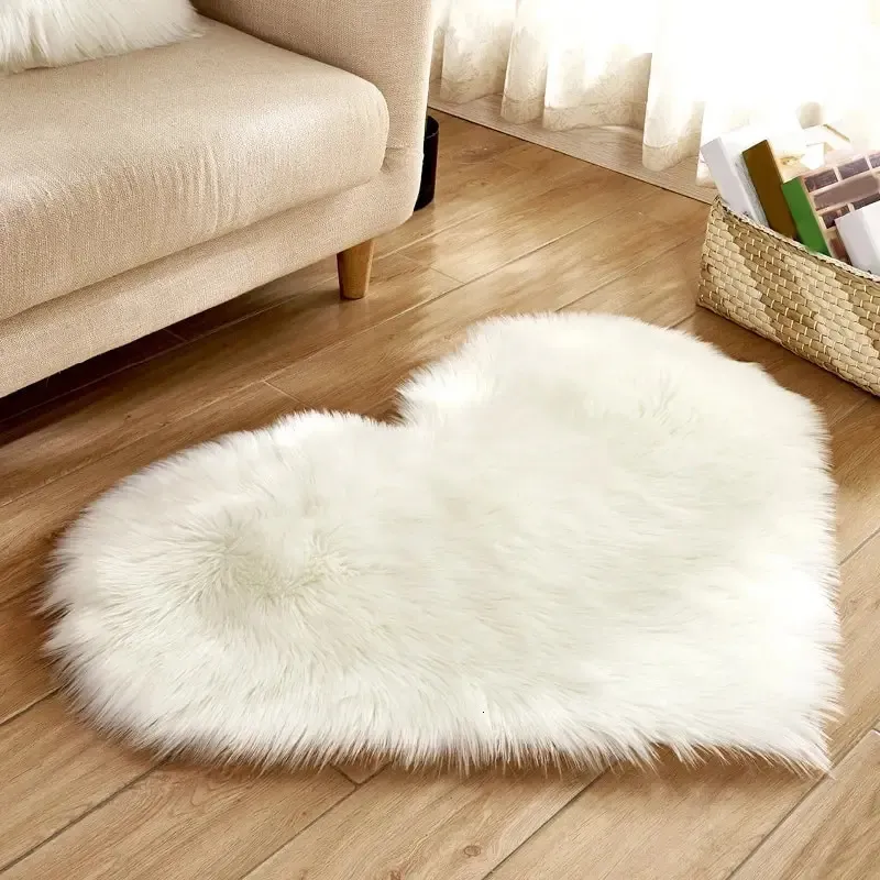 Tapis 30x40cm en forme de coeur tapis moelleux Shaggy fausse laine tapis canapé coussin salon chambre tapis de sol décoratif 231207