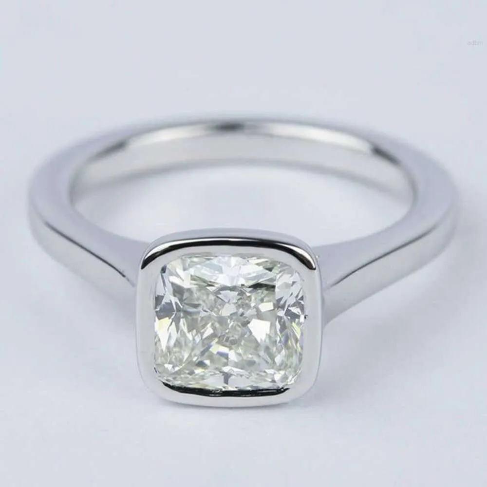 7,50 mm kudde klippt Moissanite Ring Bezel Set Engagement 10K Vitt guld