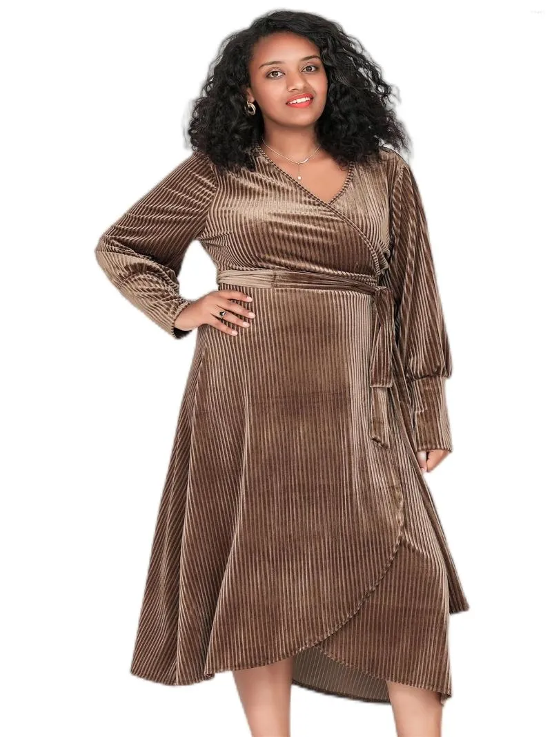 Robe portefeuille mi-longue en velours pour femme, tenue élégante, grande taille, manches longues, marron clair, cravate à la taille, col en v, fête formelle, grande taille 6XL, automne