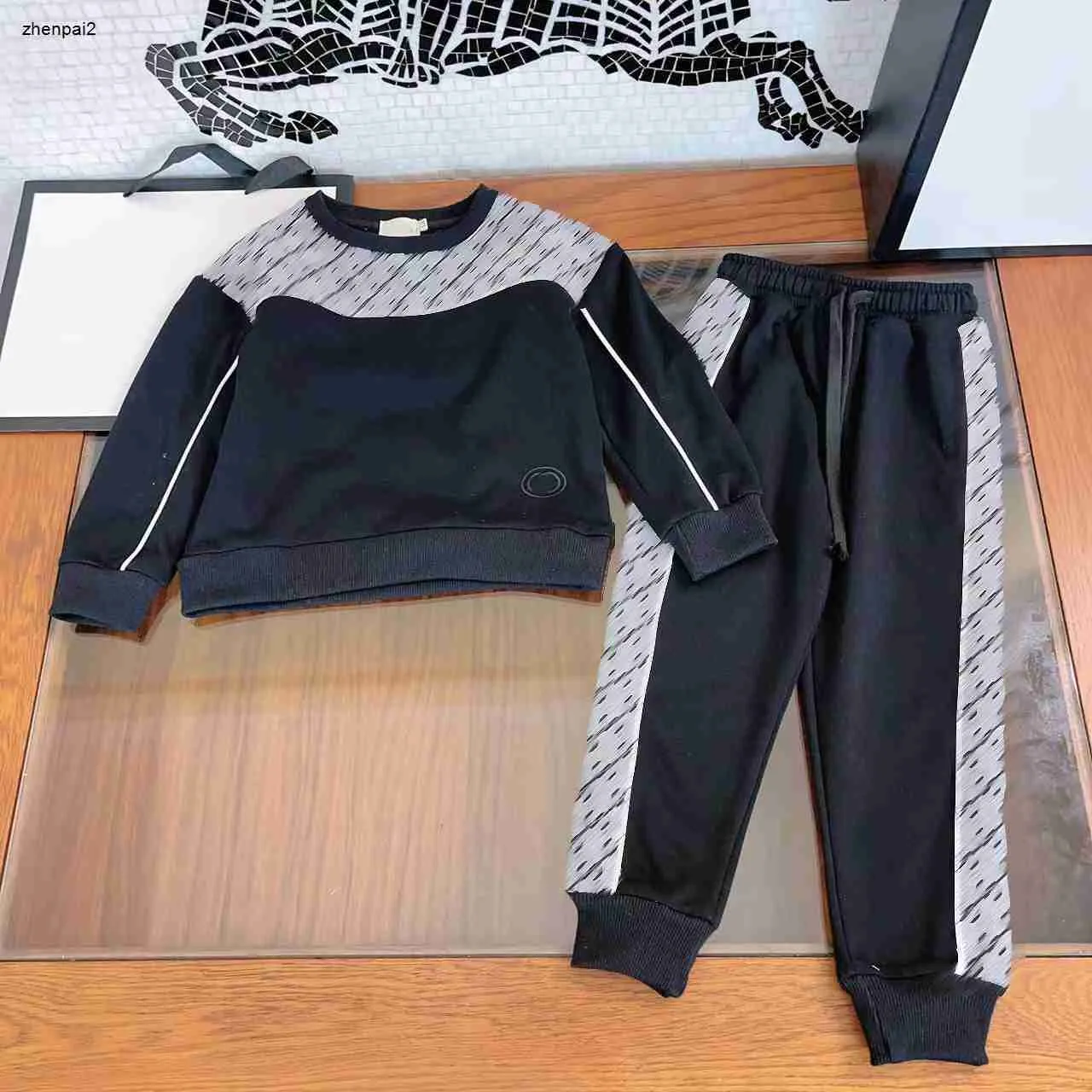 Lyxdesigner Baby Tracksuits Boys Autumn Clothing Size 110-160 Barn Grid Letter Tryckt rund hals hoodie och sportbyxor dec05