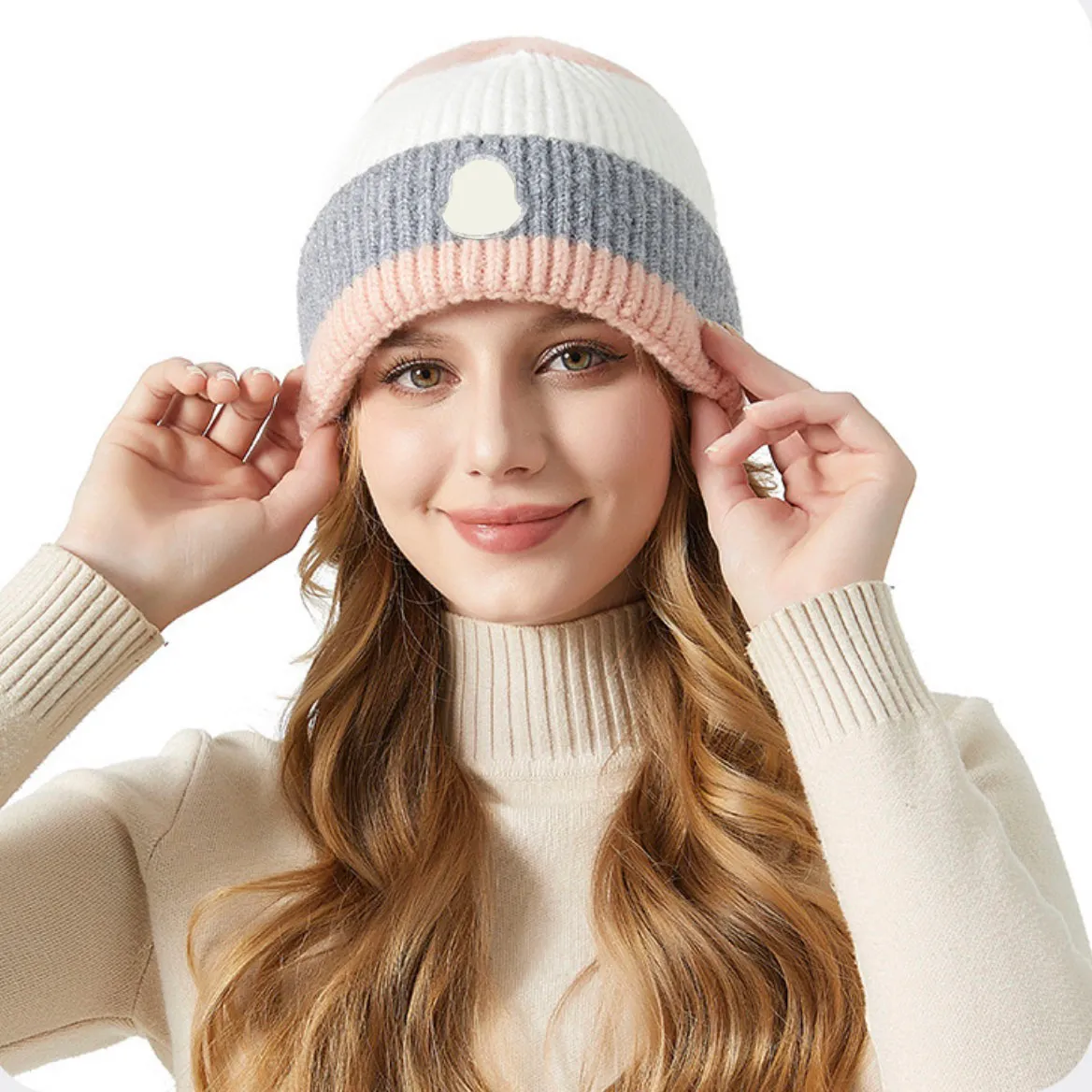 Diseñador clásico Otoño Invierno Beanie Sombreros Hombres Mujeres Moda Marca Carta Triángulo invertido Universal Gorro de punto Empalme Lana colorida Al aire libre Cálido Skull Caps