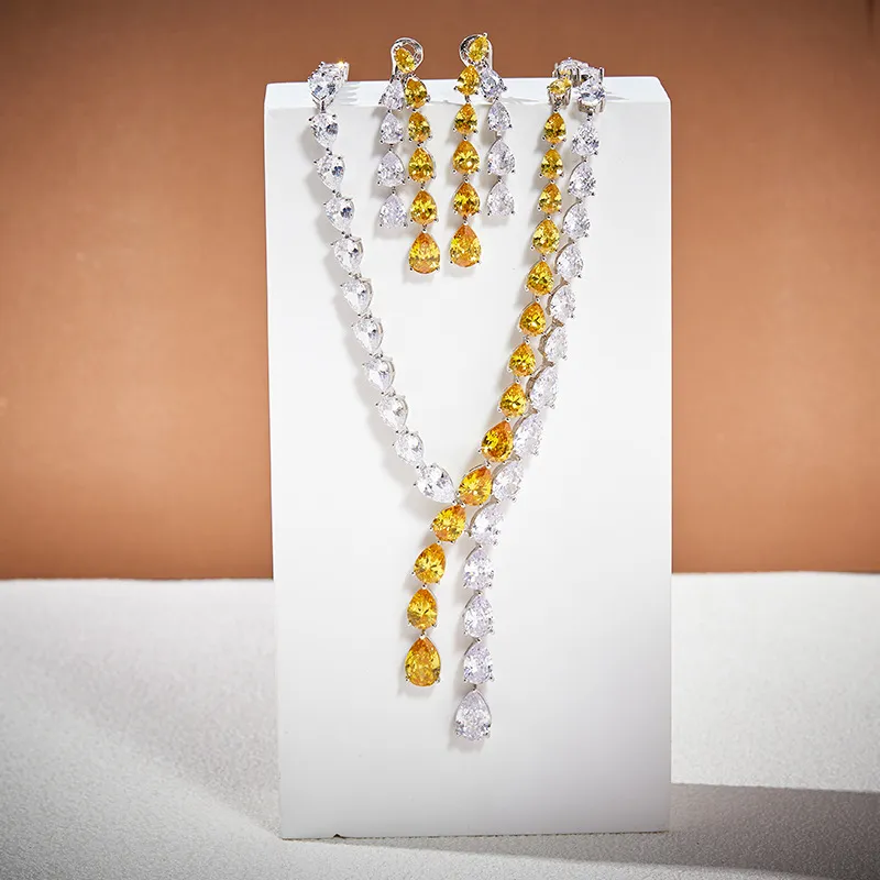 Tasarımcı koleksiyon tarzı kolye küpeler kadın bayan kakma elmas armut şeklindeki sarı kübik zirkon kaplama altın renk püsküller çift zincirli takı setleri