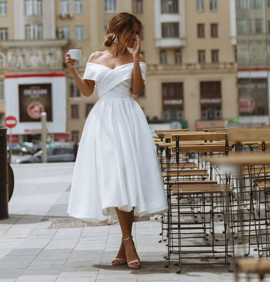 Abito da sposa semplice con lacci per la sposa Abito da sposa corto moderno a trapezio con maniche lunghe in raso e spalle scoperte