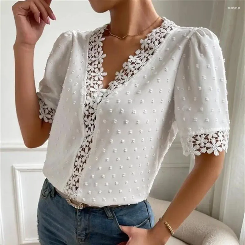 Blouses Femmes Doux Femmes T-shirt Floral Dentelle Épissage Col En V Manches Courtes Conception Creuse Couleur Unie Élégant Été Dames Tee Blouse Top