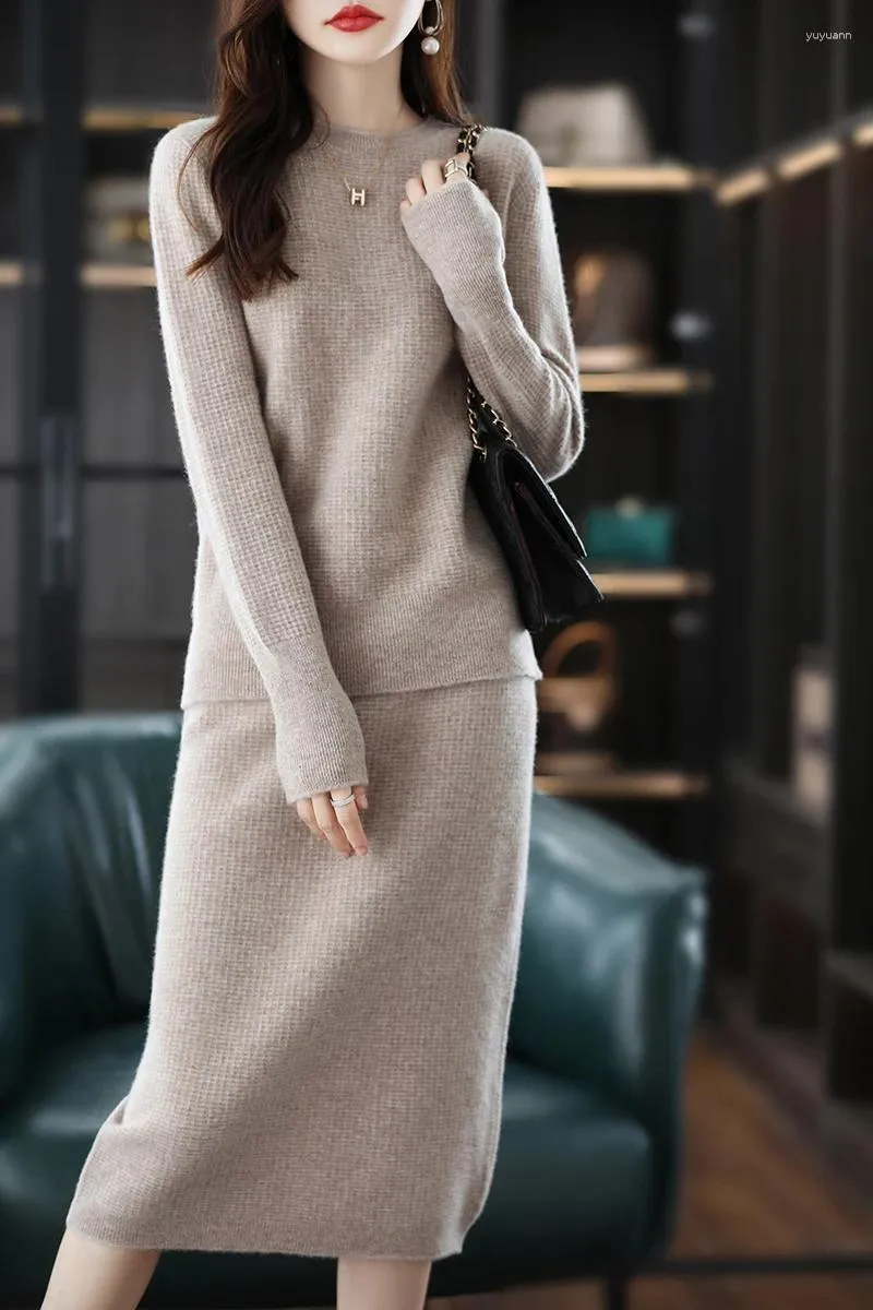 Arbetsklänningar 2023 Autumn and Winter Pure Wool Sticked Women's Round Neck tröja Kort kjol Solid färg Tvådelar Fashion Set
