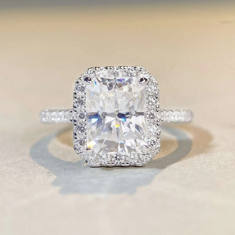 925 STERLING Gümüş Takı 2Ct Emerald Cut Classic Wedfit Kesme Nişan Yüzüğü Kaldırılmış Yarı Def Def Moissanit