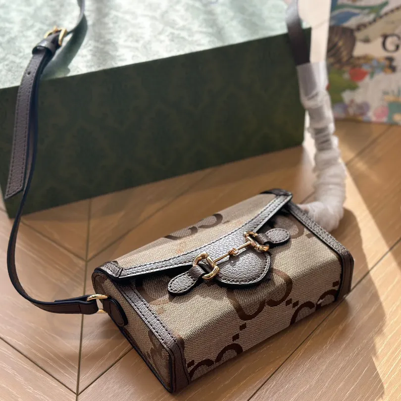 Luxury Roman Brand Designer Unisex Crossbody Bag 23 New Fashion Couple Mini Phone Box Famous Italian Classic Double Letter Saddle Lock Flip Bag High Quality Product