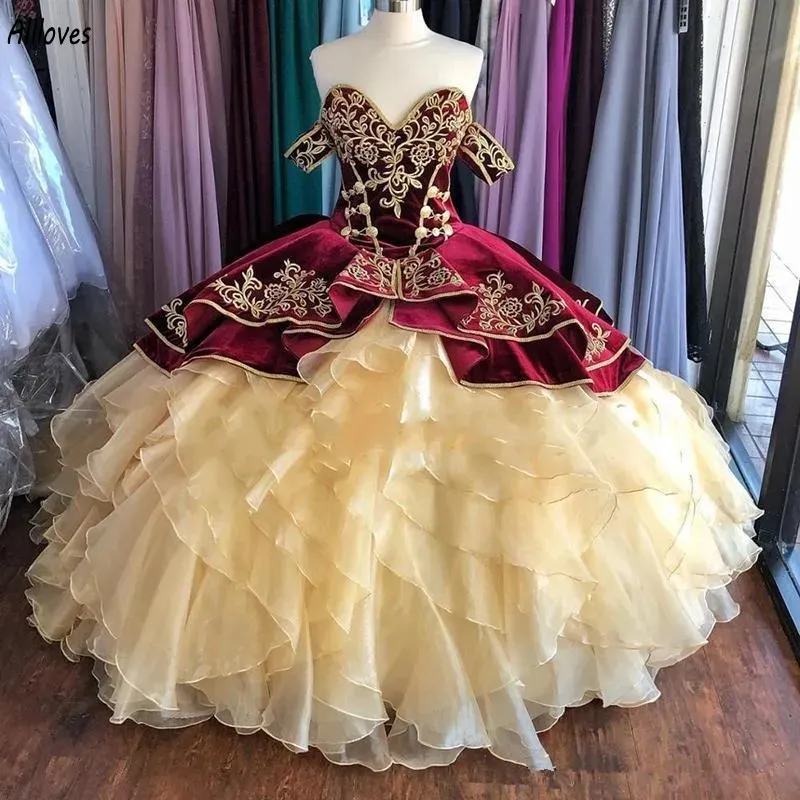 Barroco Retro Borgoña Terciopelo Vestidos de quinceañera Flores bordadas Volantes Vestidos de fiesta con gradas Fuera del hombro Tallas grandes Dulce 15 Vestido de baile de princesa formal AL3708