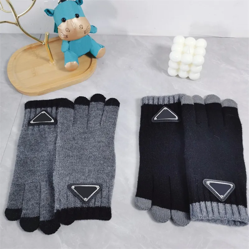 Mode p handskar män kvinnor designer handskar lyxiga ullhandskar svart grå triangel split finger handskar vinter varma guantes märke gants