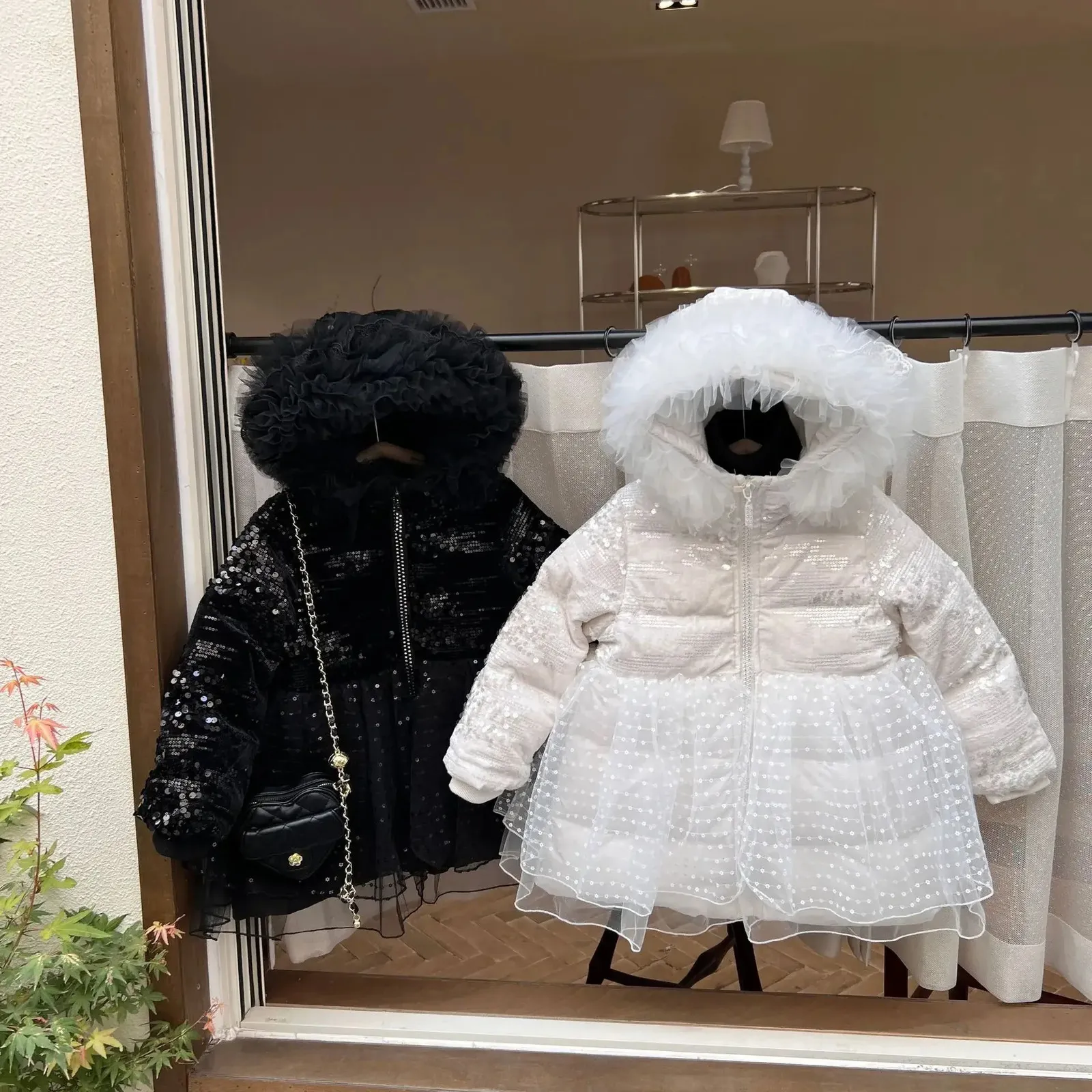 Ensembles De Vetements 8261 Manteau Pour Enfants Doudoune 2023 Mode Hiver Bebe Fille 90 Blanc Canard Velours Paillettes Maille Fille 231207 4 456 DHgate