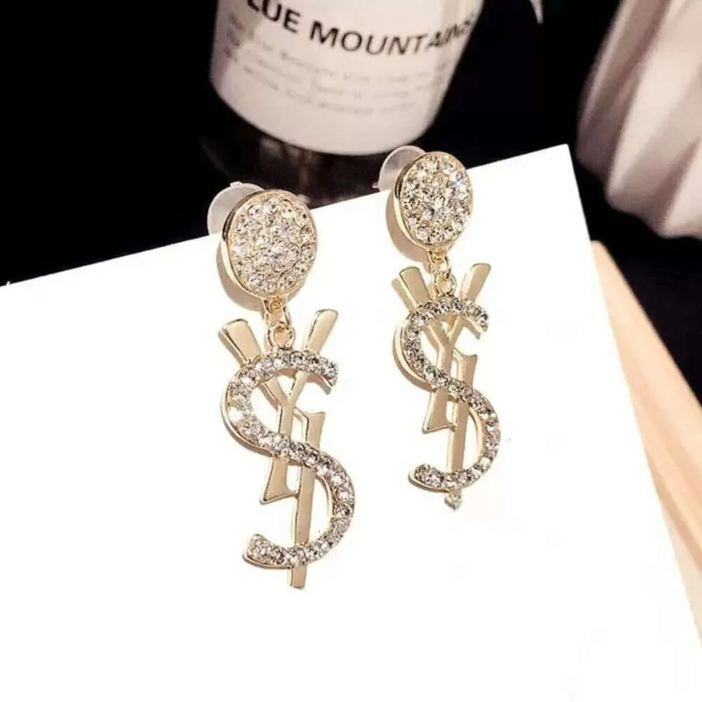 Aretes mode kvinnliga designer örhängen örat varumärke 18k guldpläterade designers geometri bokstäver kristall örhänge bröllop fest juveler klassisk stil