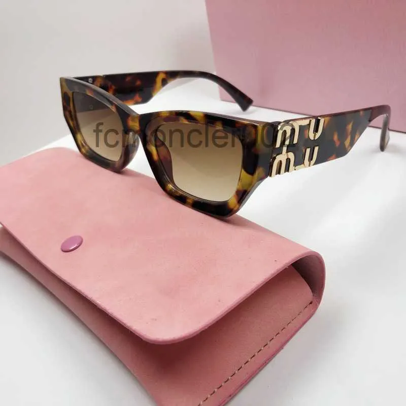 Lunettes de soleil de mode Mu Femmes Personnalité Miroir Jambe Métal Grande Lettre Design Multicolore Marque Lunettes Factory Outlet Promotionnel Spécial 6448