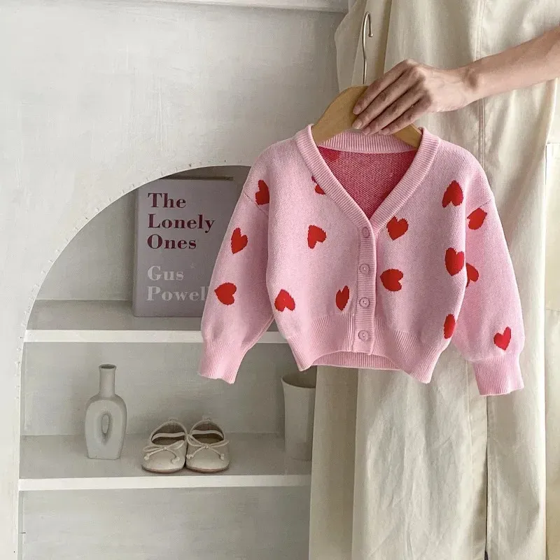 Daunenmantel Niedlicher Baby-Pullover für 0 bis 3 Jahre geborene Kinder Langarm-Herzmuster-Strickjacke Tops Outfits INS Frühlings-Herbst-Kleidung 231207