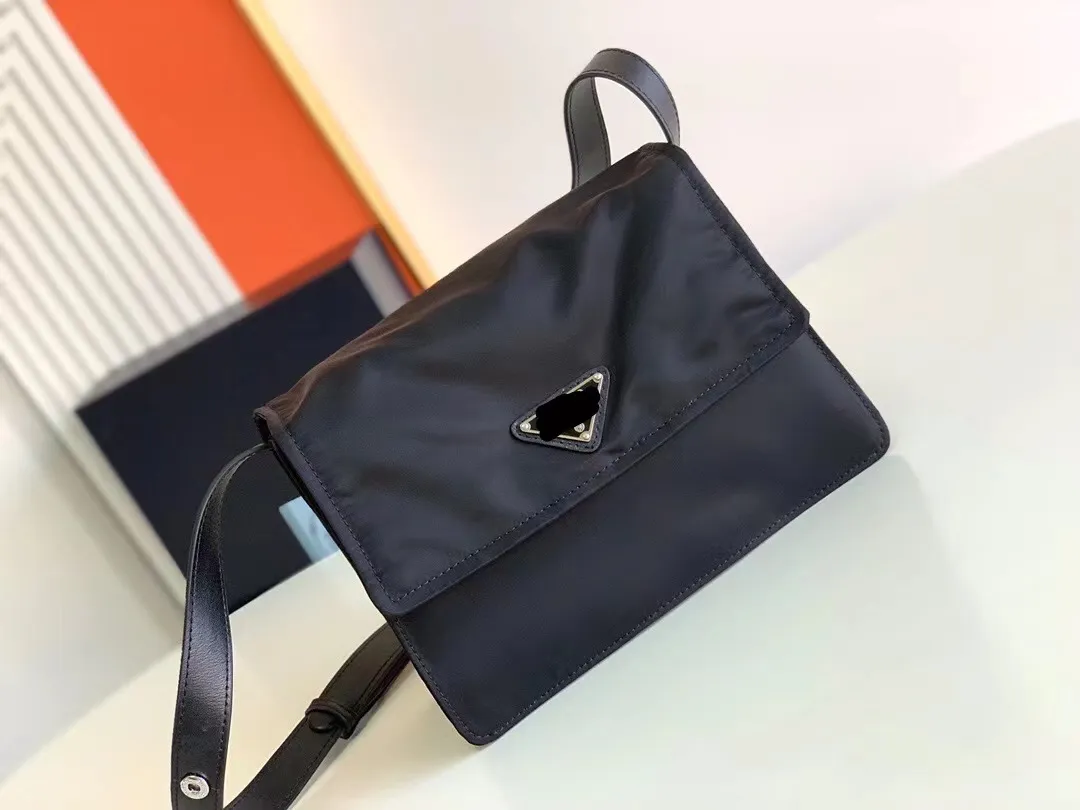 Die beliebte Mini-Umhängetasche, so süß! Diese gepolsterte Nylon-Umhängetasche verfügt über einen verstellbaren Schultergurt und eine Gesäßtasche in minimalistischem Design