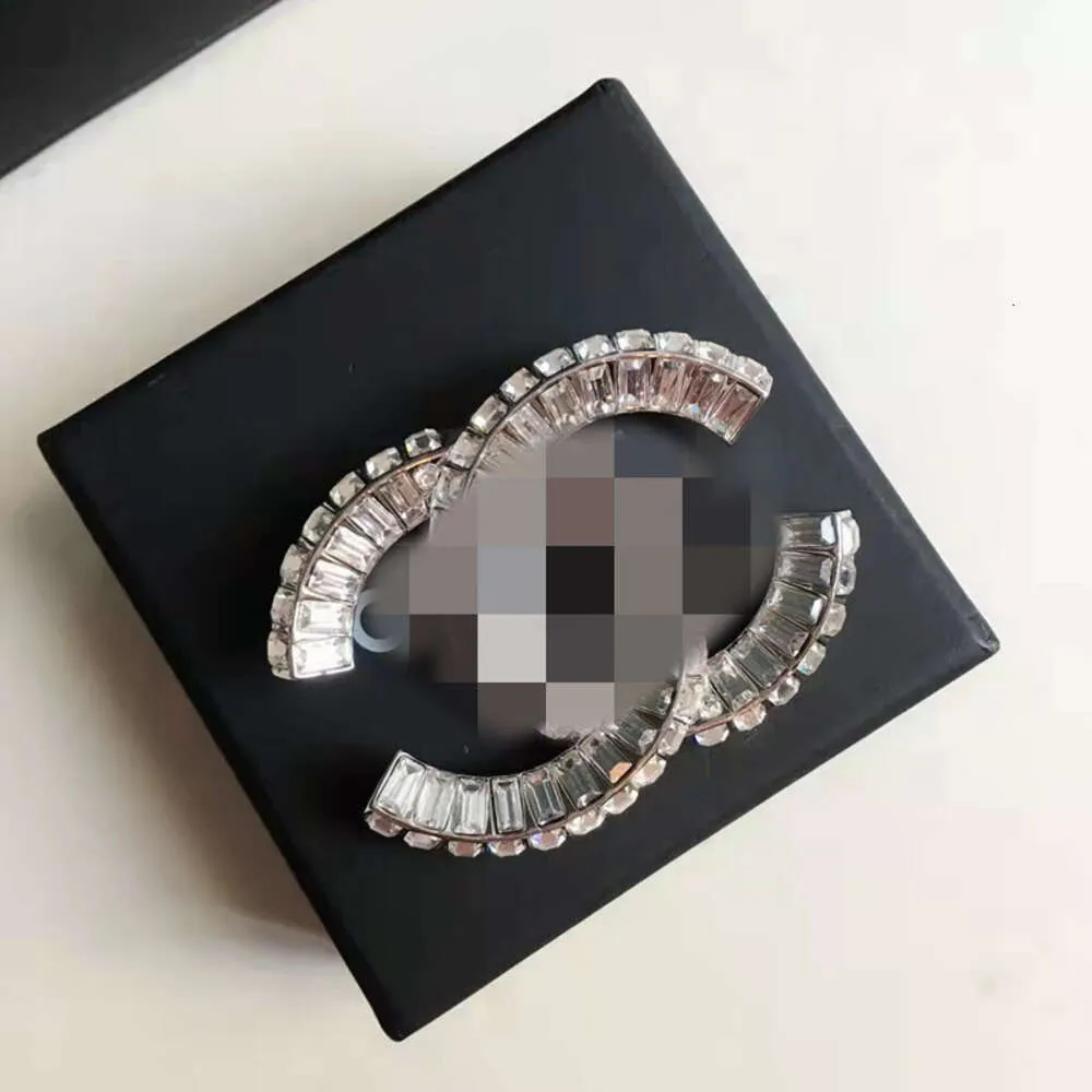 Diseñador para mujer Broche de doble letra Cobre Moda Busto de gama alta Diamante cuadrado Accesorios clásicos para mujer