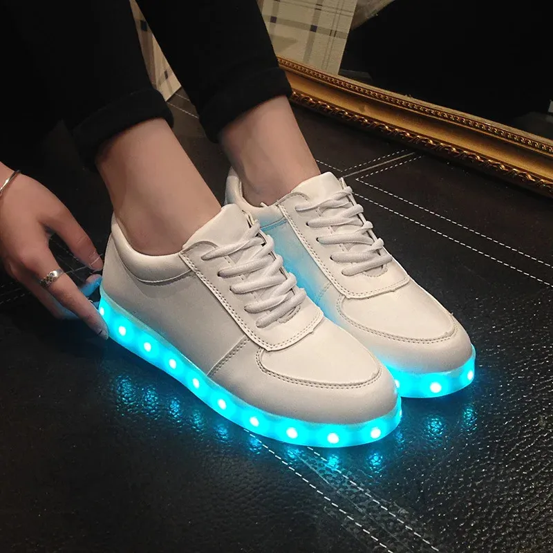 Chaussures habillées baskets lumineuses pour femmes décontracté LED brillant hommes mode plat course LED rechargeable couple 231207