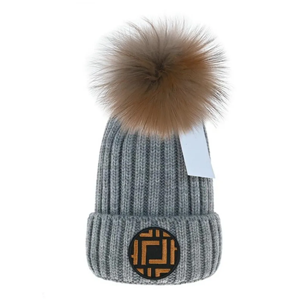 Designer Brand Men's Beanie Hat Women's Autumn and Winter Small Fragrance Style New Warm Fashion Knitted Hat V-18