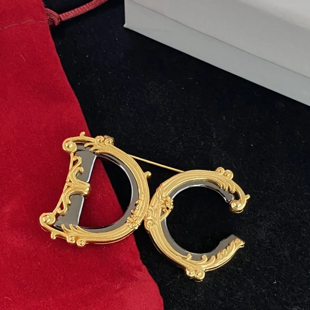 Nuova spilla di moda piena di diamanti personalità Elegante bavaglio versatile temperamento a spillo accessori per maglione rosso oro oro di perle a petti di perla a petti a forma di spilla una spilla una spilla