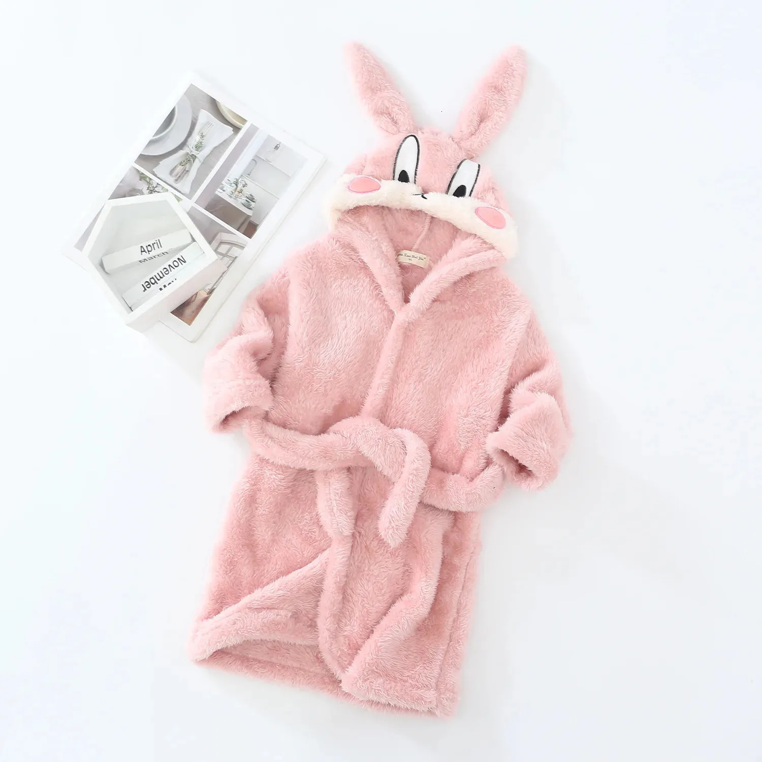 Handelsrockar Vinter Kid Girl Bathrobe Clothes Cartoon Rabbit Ear Hooded Barn pojke Flanell Varm sömnkläder Spädbarn Pyjamas Toddler Handduk A734 231208