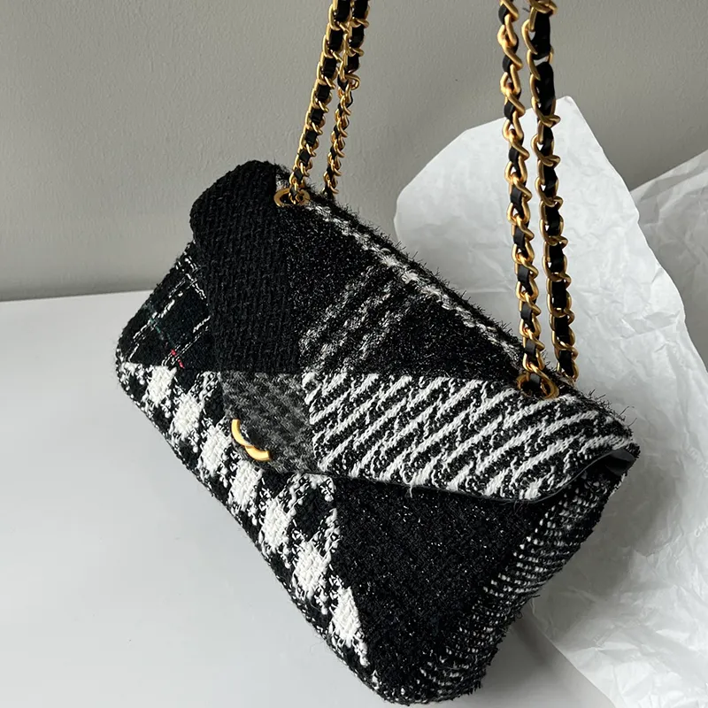 Ullväska designer kvinnor axelväska 26 cm dubbel färg tweed diamant guld hårdvara metall snap lyx tote matelasse kedja crossbody väska modeväskor sacoche