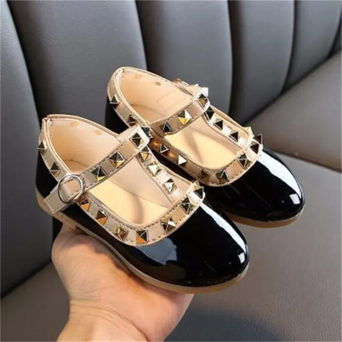 Moda menina sandália crianças sapatos rebite sola macia dança princesa vestido sapato crianças casuais tênis de couro patente da criança calçados infantis