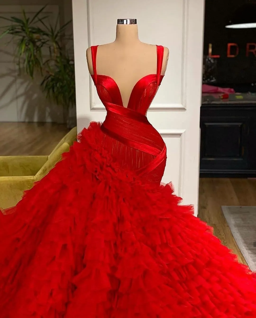 Luxury Red Mermaid Evening Dresses Tiered Ruffles Spaghetti Straps Prom Gowns Women Red Carpet Celebrity Dress